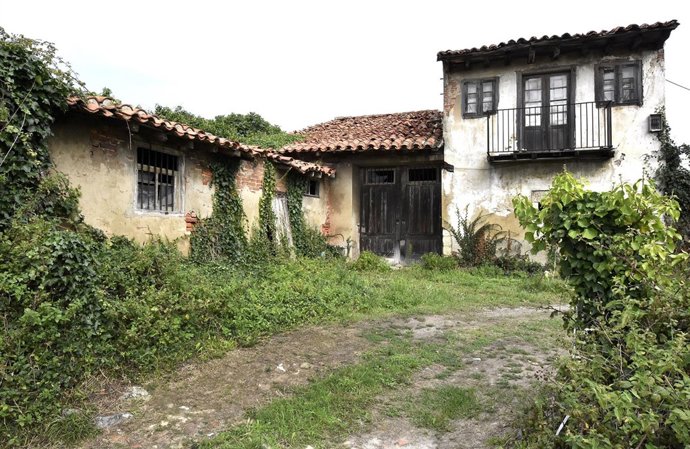 Edificio en ruina en la calle Arriba, en Cueto