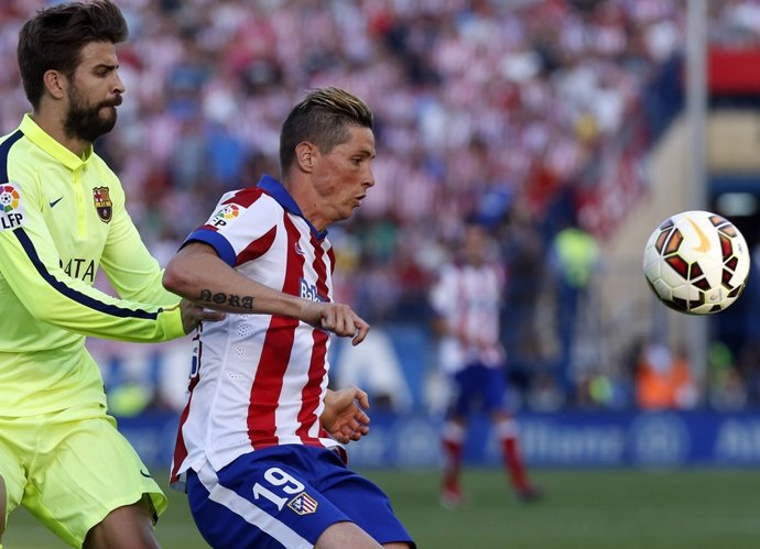 Atlético de Madrid - Barcelona. Torres y Piqué luchando por un balón