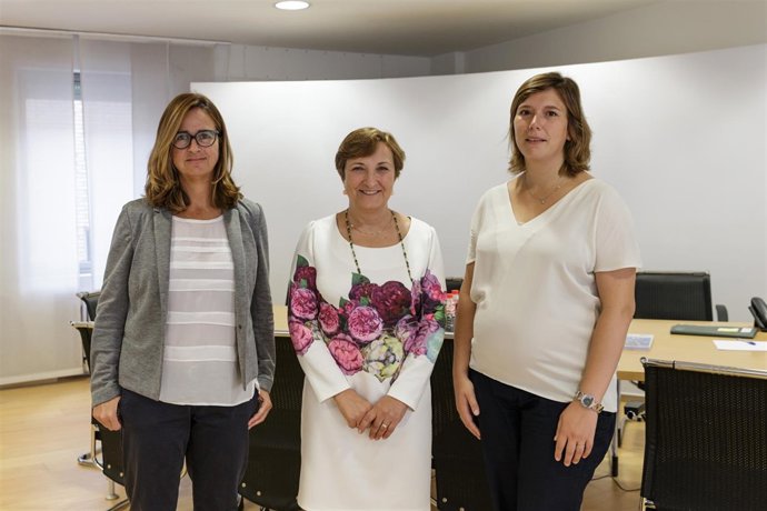 La consejera de Sanidad con Cantabria Acoge 