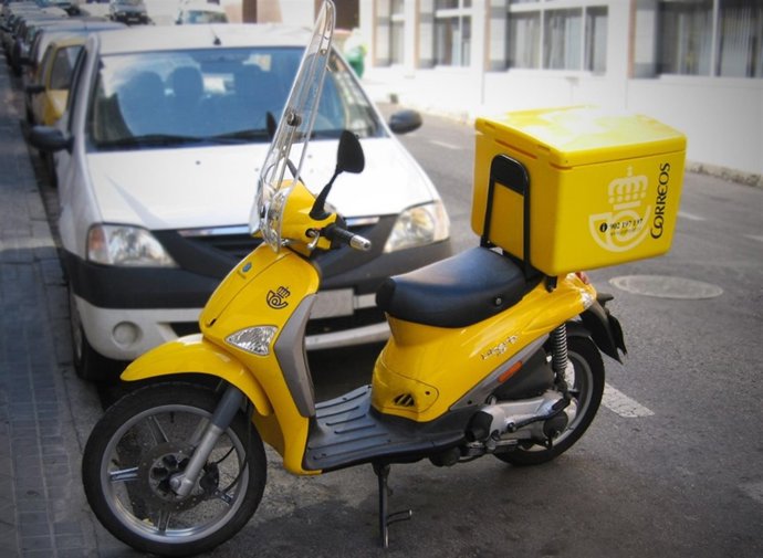 Moto usada por repartidores de Correos