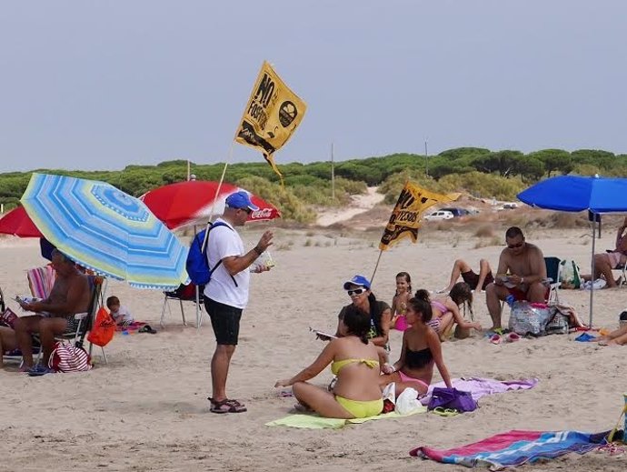 Mesa de la Ría realiza una campaña informativa por las playas de Huelva.