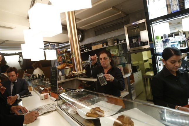 Trabajador, Trabajando, Camarero, Bar, Autónomo, Consumo, Alcohol