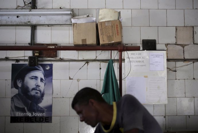 Un carnicero cubano ante una imagen de Fidel Castro