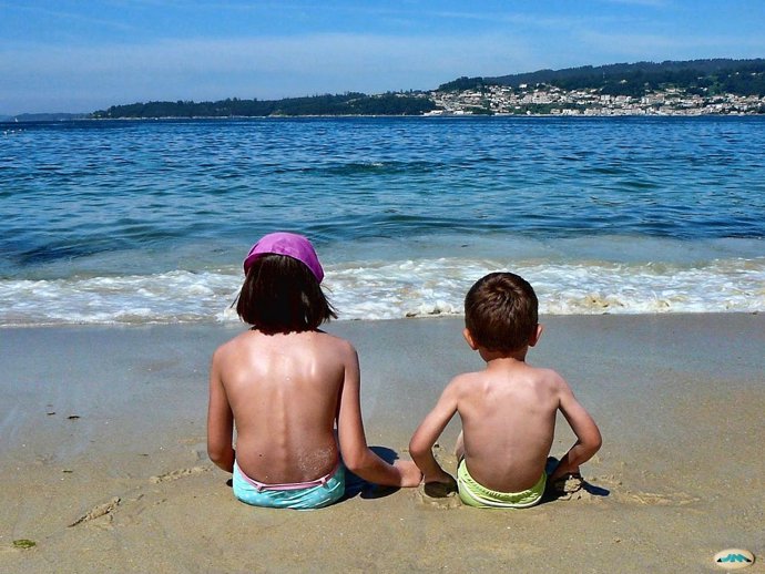 Niños en la playa, protegerse la piel 