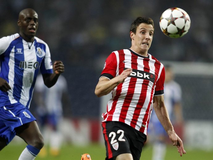 Guillermo conduce el balón ante la oposición de Martins Indi