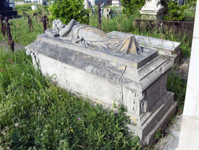 Escultura yacente en Ciriego 