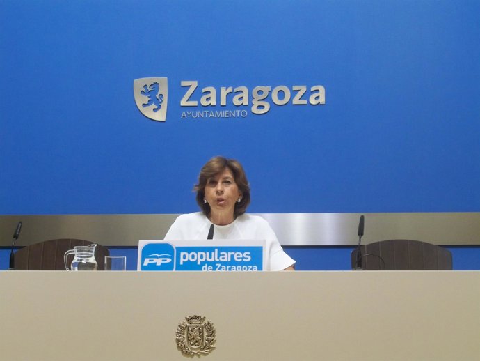 La concejal popular, Reyes Campillo, durante la rueda de prensa