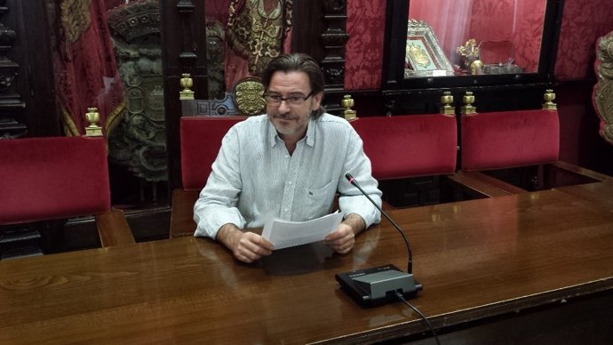 Socialista Baldomero Oliver en rueda de prensa