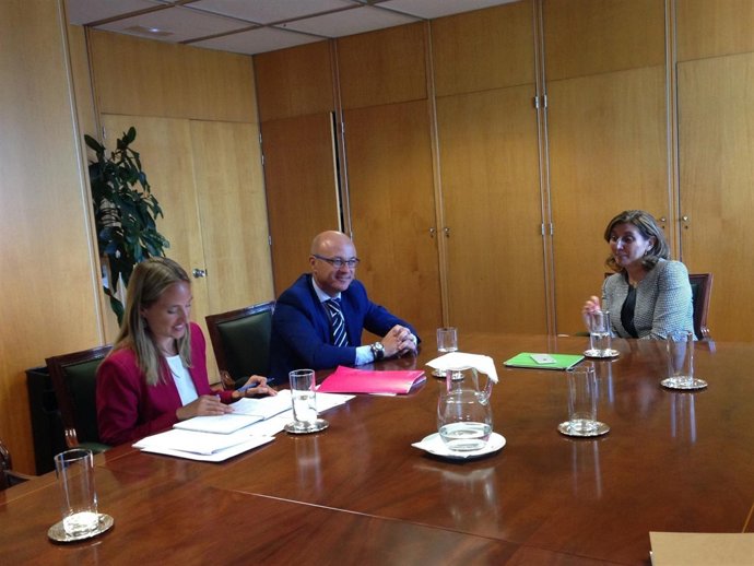 Reunión del consejero Juan Hernández con la secretaria general de Industria 