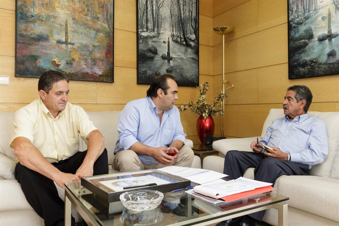 Revilla con el alcalde de Camaleño