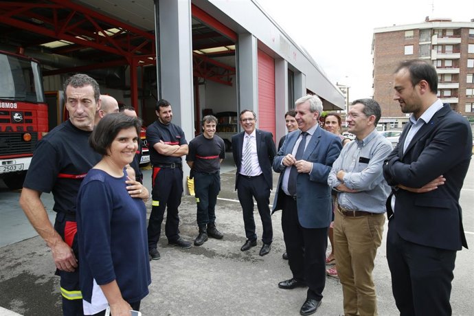 De la Sierra visita el parque de emergencias de Torrelavega