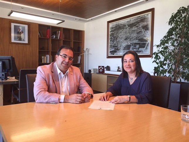 El alcalde de Leganés con la madre del afectado