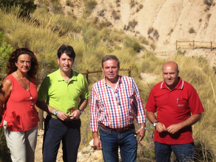 Ortega (2d) visita las vías pecuarias mejoradas entre Huesa e Hinojares.
