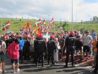 Unas 200 personas se concentran en la Plaza de Illumbe para protestar contra los toros y la asistencia del Rey emérito