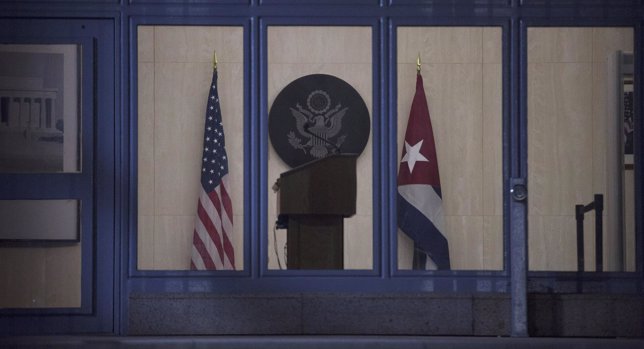 Banderas de Cuba y EEUU en la Embajada en La Haban