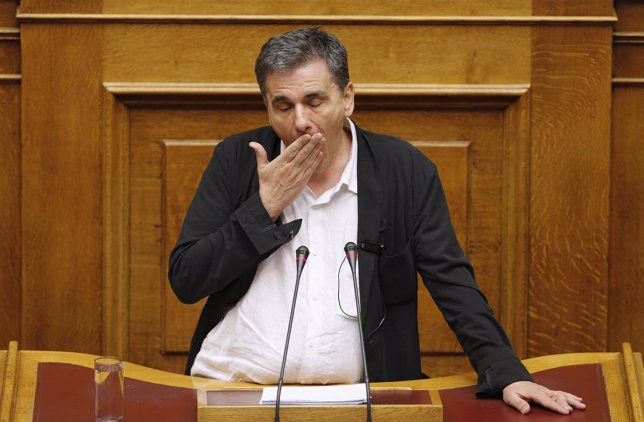 El ministro de Finanzas griego, Euclid Tsakalotos, bosteza en el Parlamento