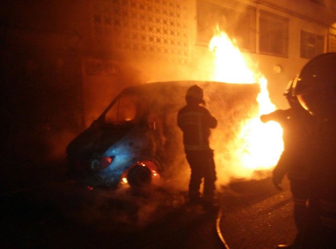 Incendio en el muelle de Pedreña