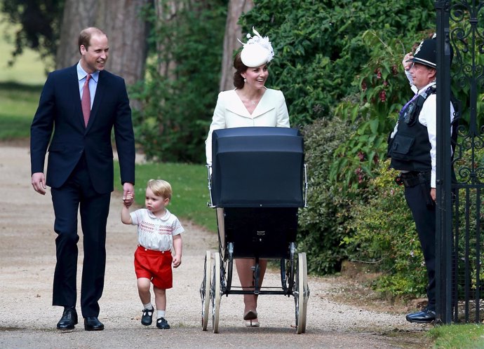Los Duques de Cambridge con sus dos hijos, Jorge y Carlota