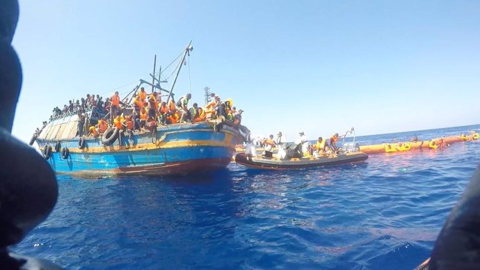 Rescate de inmigrantes en el Mediterráneo por parte de MSF y MOAS