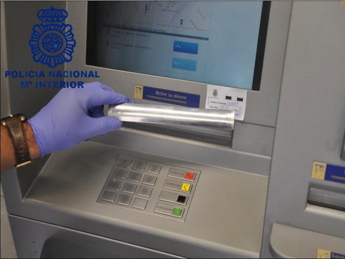 Cepos colocados en los cajeros por los ladrones.