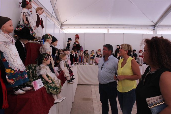 Arroyo y Bastida en el montaje de la primera muestra de trajes típicos