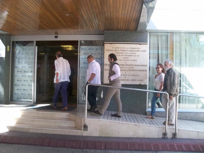 El doctor Crespo durante su entrada al Hospital Quirón Zaragoza