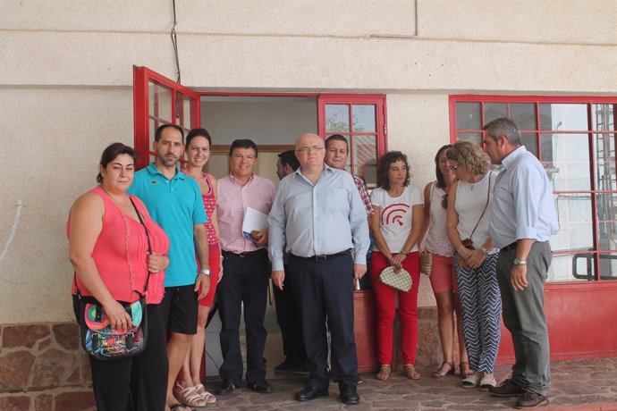 NOTA DE PRENSA Y FOTO. VISITA DE LA DELEGACION JCCM ALBACETE A LA ESCUELA RURAL 