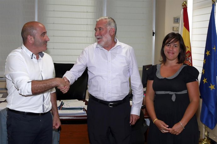 El consejero de Educación con el alcalde de Cartes