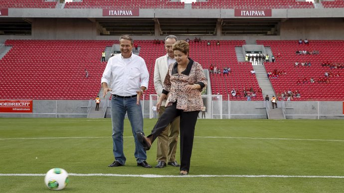 Dilma Rousseff inaugura el estadio Arena Pernambuco