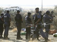 AI pide la suspensión de los policías que mataron a 34 mineros en Marikana (Sudáfrica)