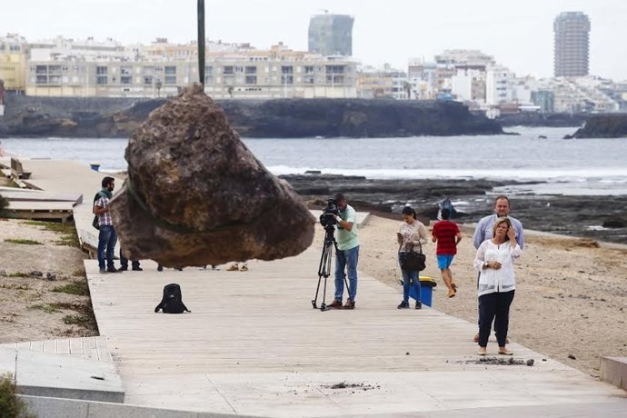 Retirada de las piedras que dañaron El Confital (Gran Canaria)