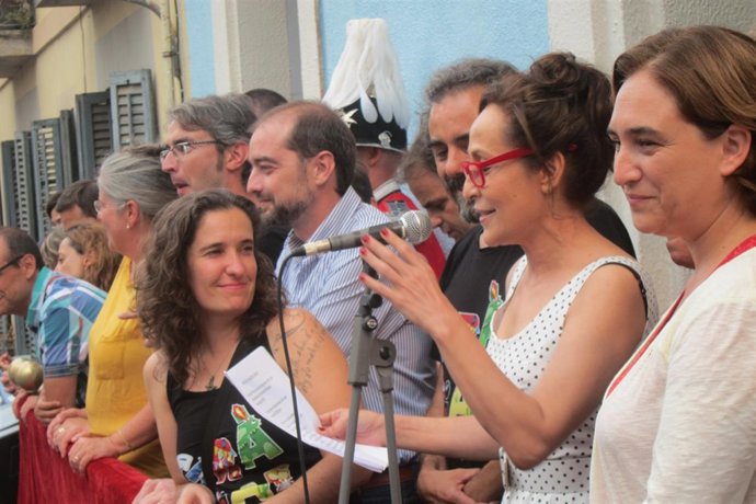 La actriz Mercè Montalà y Ada Colau en el pregón de las fiestas de Gràcia