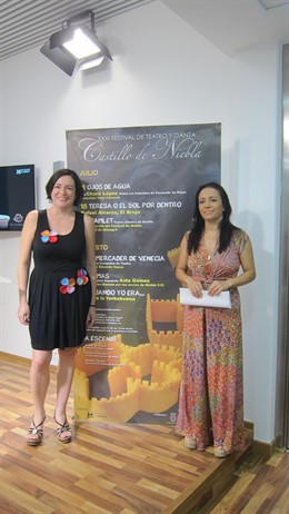 La bailaora Eva Yerbabuena y la diputada de Cultura en Huelva, Aurora Vélez.