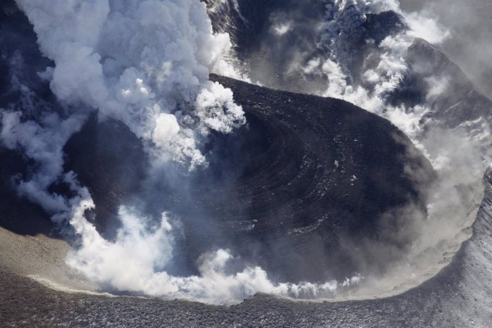 Entra en erupción el volcán Shinmoe 