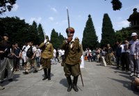 Abe reaviva la polémica con una nueva ofrenda al santuario bélico de Yasukuni