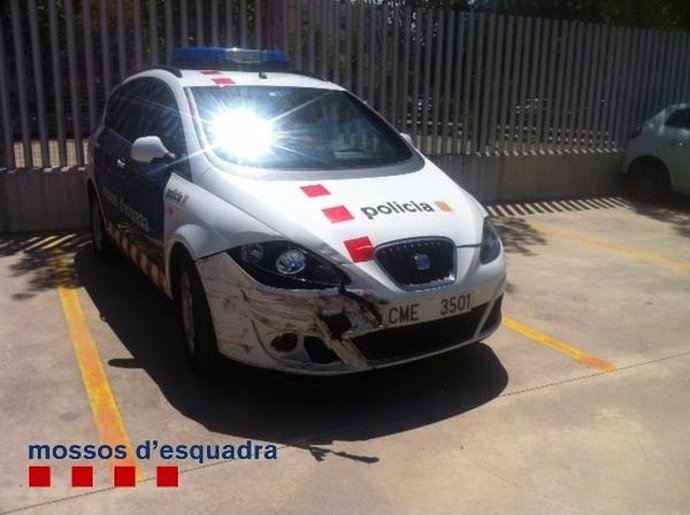 Patrulla dañada en una actuación policial por un robo en Castelldefels
