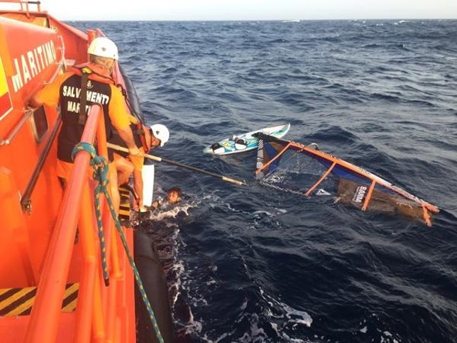 Rescate del windsurfista