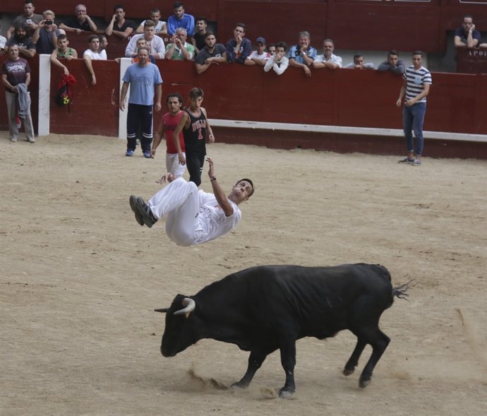 Uno de los participantes en los saltos de 'La Cubierta' tras el encierro
