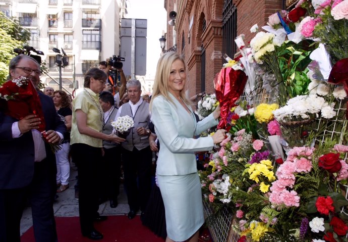 Cifuentes hace su ofrenda floral a la Virgen de la Paloma