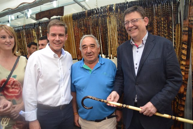 Ximo Puig junto al alcalde de Xàtiva, Roger Cerdà, durante su visita a la Fira