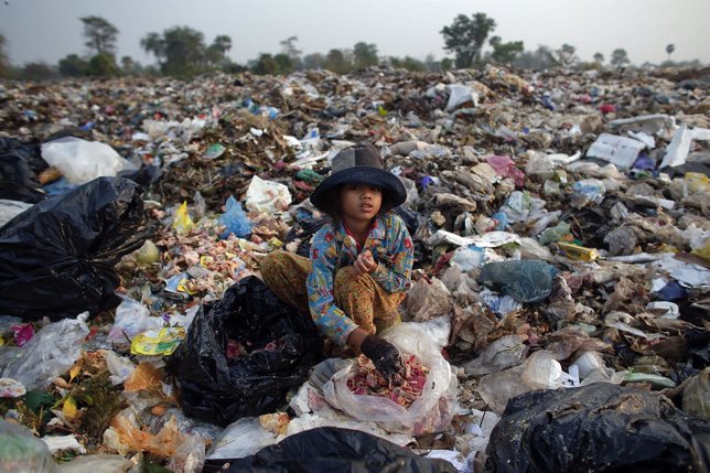 Niña de 11 años en vertedero de Camboya