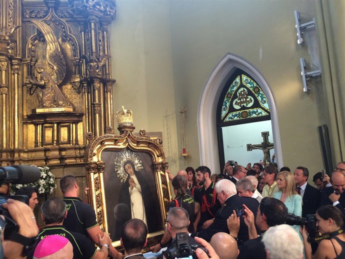 El cuadro de la Virgen, ya descolgado por los bomberos