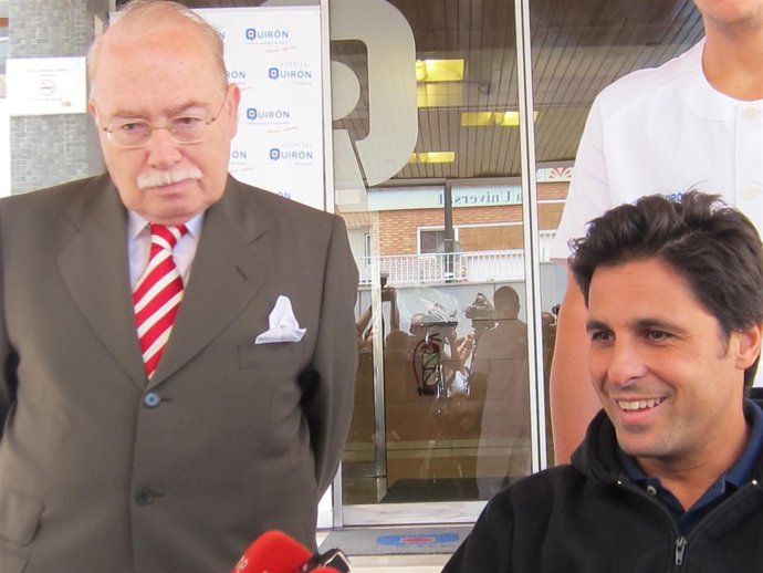 Francisco Rivera y el docto Val-Carreres en la puerta de la Quirón de Zgz