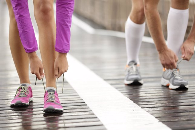 CORRER, ZAPATILLAS, ATANDO, CARRERA