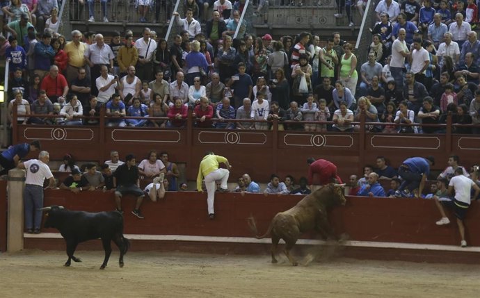 Mozos saltan al burladero en 'La Cubierta'