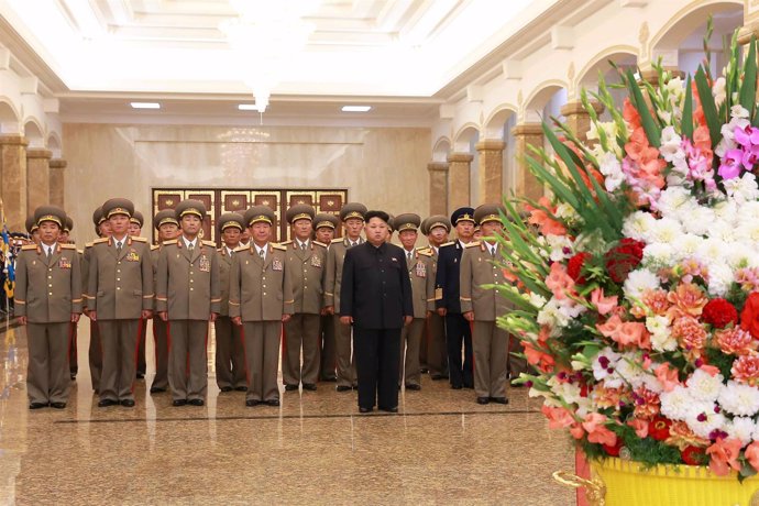 El dirigente norcoreano, Kim Jong Un, visita el mausoleo donde reposan los resto
