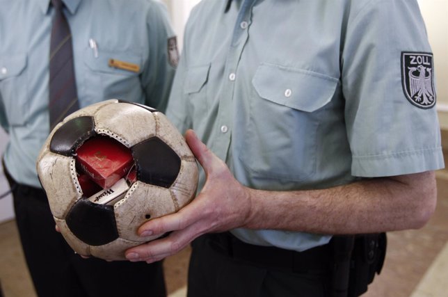 Pelota de fútbol con cajetillas de tabaco