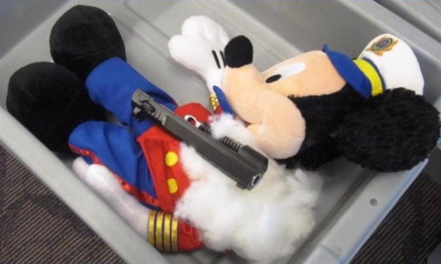 Peluche de Micky Mouse con un arma incautada en su