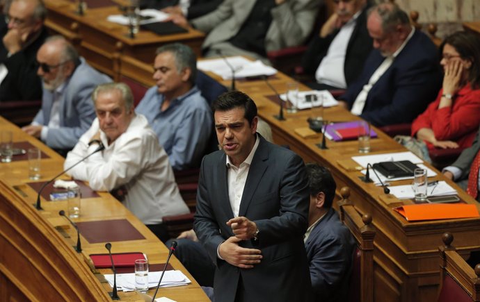 Parlamento griego con Alexis Tspras en primer plano