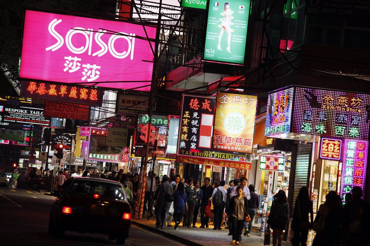 Las icónicas luces de neón se apagan en Hong Kong